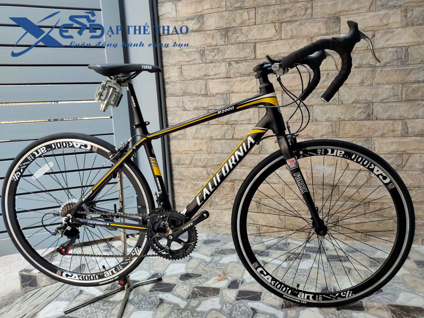 Xe đạp đua California R2000 màu đen vàng