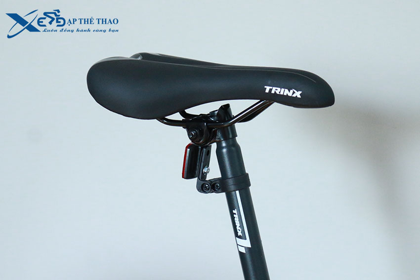 Xe đạp hình Trinx TX16 sử dụng yên mềm và dày thoả mái khi ngồi lâu trên xe