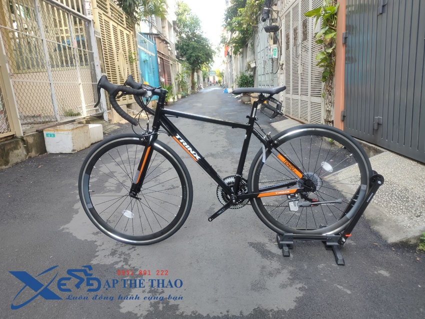 Xe đạp đua Trinx Tempo 1.0 màu đen cam