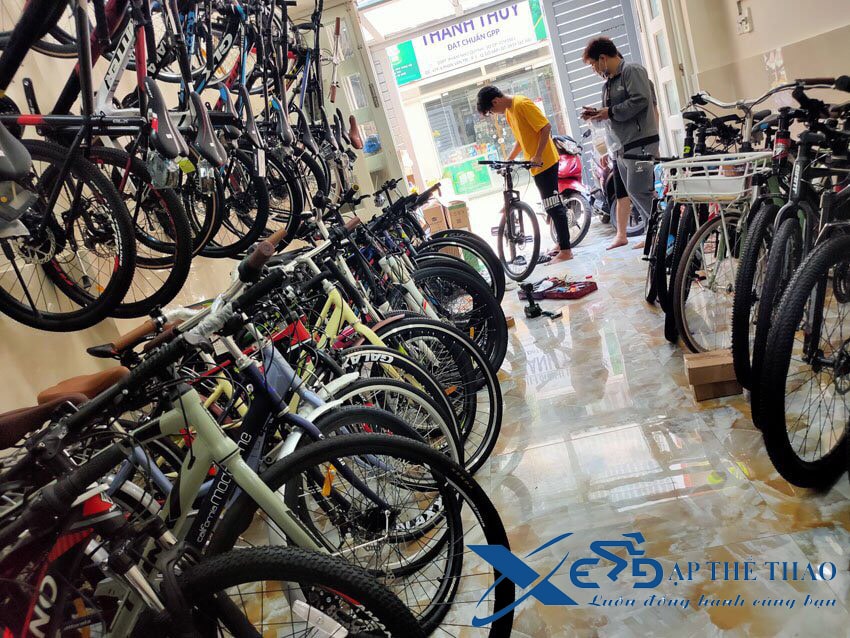 Khách hàng ghé mua xe đạp tại cửa hàng