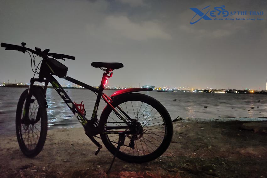 Đi chơi tối bờ sông Sài Gòn với chiếc xe đạp Galaxy