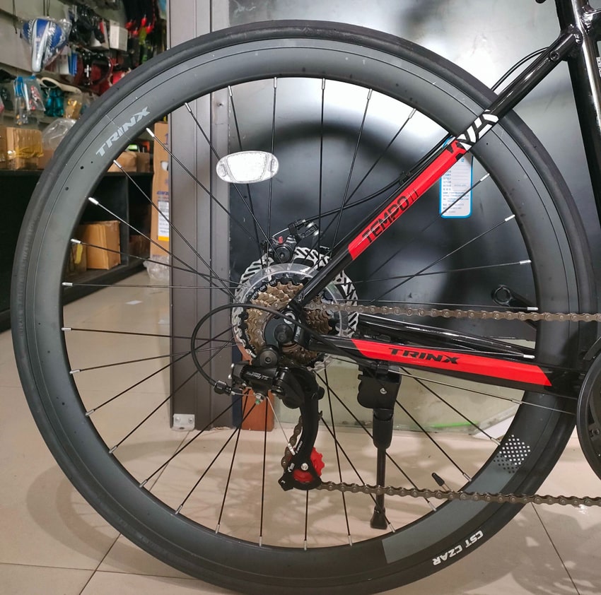 Xe đạp đua Trinx Tempo 1.1 có bộ vành dày tăng độ trớn khi đi đường trường