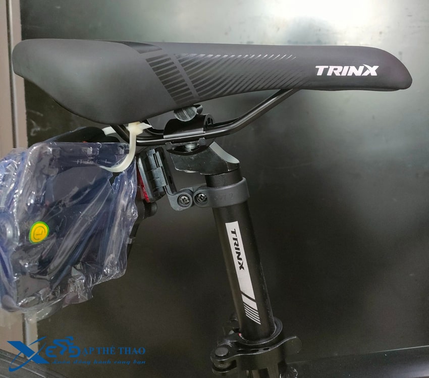 Xe đạp đua Trinx Tempo 1.1 sử dụng yên da mềm mại