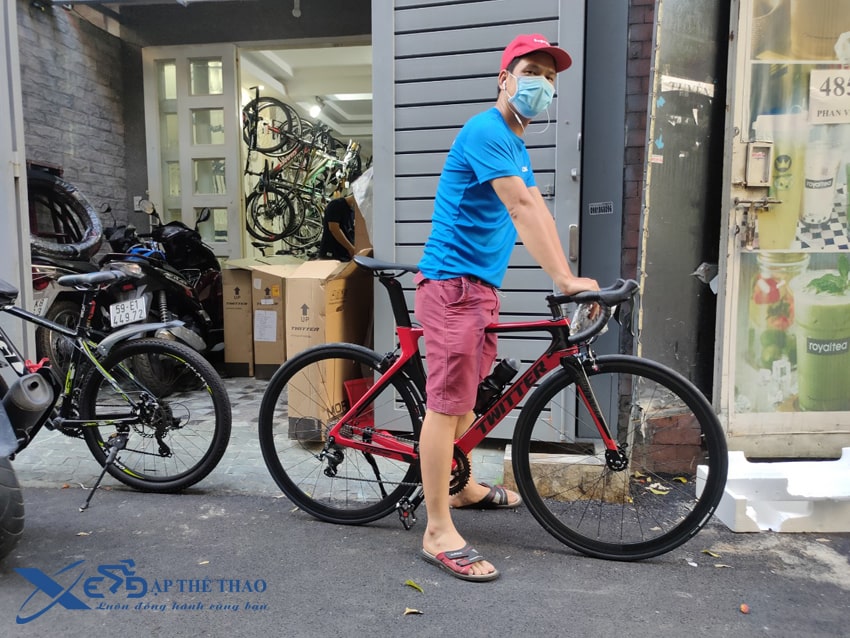 Khách hàng chọn mua xe đạp thể thao tại Xe Đạp Nhập Khẩu