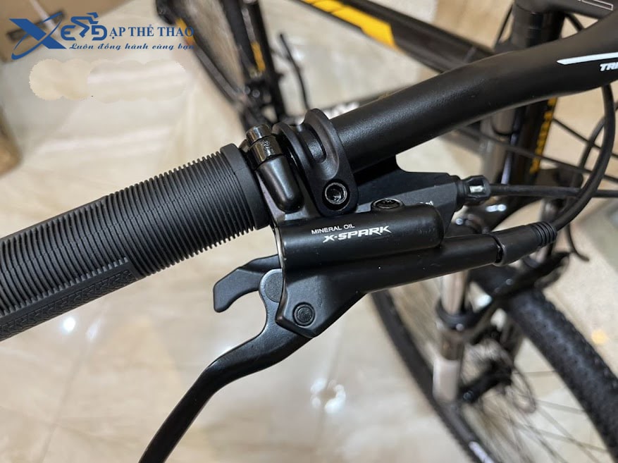 Xe đạp thể thao Trinx M100 sủ dụng phanh thuỷ lực chính xác cao