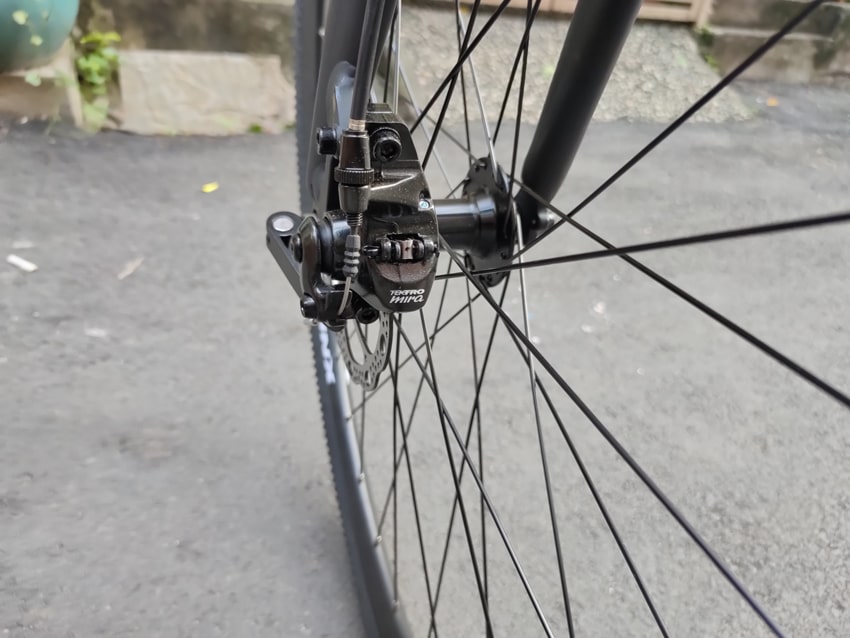 Xe đạp đua Trinx Climber 1.1 có phanh hoạt động ép 2 má phanh đồng thời