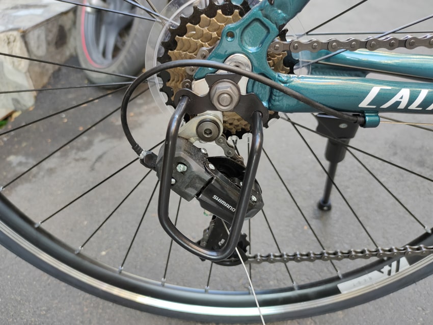 Cùi đề sau Shimano trên xe đạp thể thao đường phố California S570