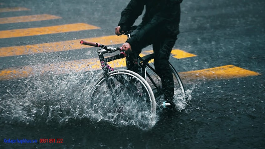 Tránh đạp xe vào vũng nước
